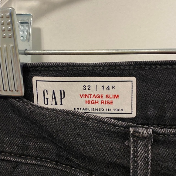 GAP Vintage Slim High Rise Jeans - black
Size 32/14 - Picture 2 of 5